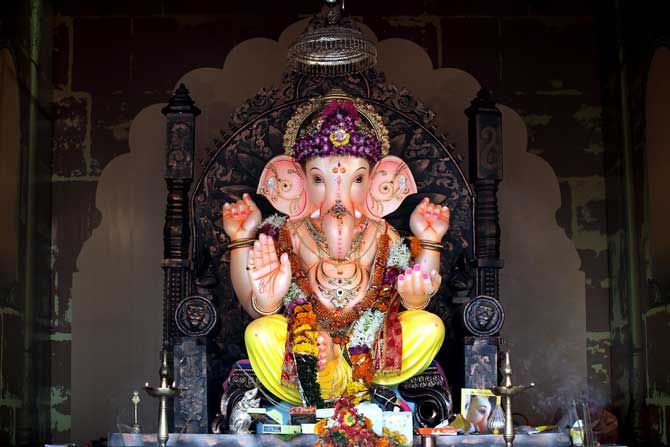 'शिवसेना'आणि मनसे पाठोपाठ काँग्रेस अंतर्गतही विरोध वाढू लागल्यामुळे 'हेरिटेज' वास्तूंच्या यादीतून मुंबईतील जुन्या इमारती आणि 