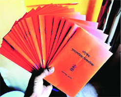 सोलापुरात रेशनधान्य वाटप मोहिमेचा महसूलऐवजी पालिका कर्मचाऱ्यांवरच ताण