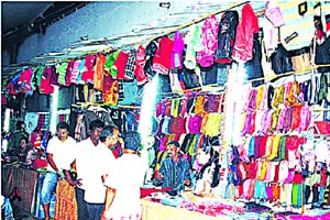 तिबेटी व्यावसायिकांनी नागपुरात थाटली उबदार कपडय़ांची दुकाने तिबेटी व्यावसायिकांनी नागपुरात थाटली उबदार कपडय़ांची दुकाने