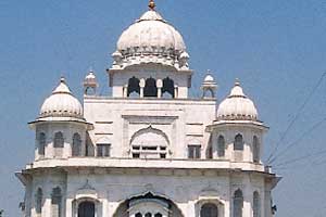 दिल्ली गुरूद्वाराच्या आवारात संघर्ष