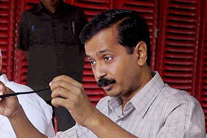 स्वीस बॅंकेत ७०० भारतीयांचे ६ हजार कोटी रूपये जमा-केजरीवाल स्वीस बॅंकेत ७०० भारतीयांचे ६ हजार कोटी रूपये जमा-केजरीवाल