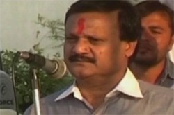 काँग्रेसचे नेते वातानुकूलित खोल्यात बसून राहतात