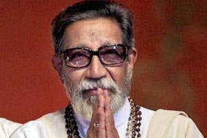 बाळासाहेब ठाकरे यांचे पार्थिव रविवारी सकाळपासून शिवाजी पार्कवर अंत्यदर्शनासाठी बाळासाहेब ठाकरे यांचे पार्थिव रविवारी सकाळपासून शिवाजी पार्कवर अंत्यदर्शनासाठी