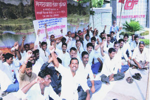 ‘कॉस्मो फिल्म्स्’च्या कामगारांचे उपोषण