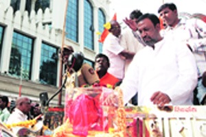 अस्थिकलशाच्या दर्शनाने शिवसैनिक पुन्हा भावनावश