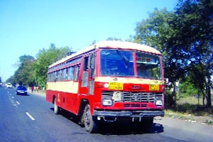 मनसेच्या मोर्चामुळे बस वाहतूक विस्कळीत
