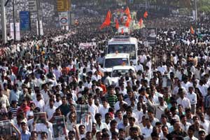 दादरमध्ये लोटला अभूतपूर्व जनसागर दादरमध्ये लोटला अभूतपूर्व जनसागर