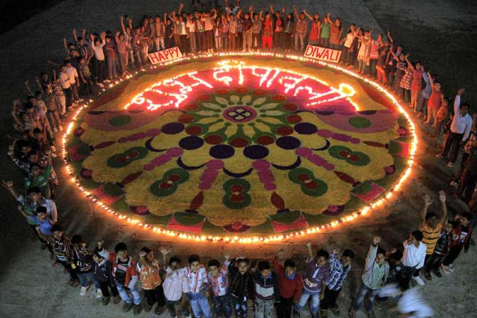 मिर्झापूर येथील शालेय विद्यार्थ्यांनी साकारलेली विशाल रांगोळी.(पीटीआय) मिर्झापूर येथील शालेय विद्यार्थ्यांनी साकारलेली विशाल रांगोळी.(पीटीआय)