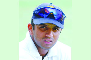 धोनीची द्रविडकडून पाठराखण धोनीची द्रविडकडून पाठराखण