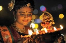 है अंधेरी रात पर..