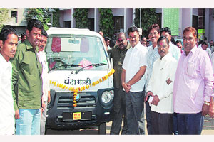 शहर स्वच्छतेसाठी परभणीत नव्या २५ घंटागाडय़ा शहर स्वच्छतेसाठी परभणीत नव्या २५ घंटागाडय़ा