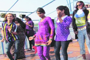 आनंदमेळा अन वेदनाही.. तृतीयपंथीयांच्या!