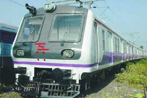 नव्या लोकलसाठी सहा महिने ‘थांबा’ नव्या लोकलसाठी सहा महिने ‘थांबा’