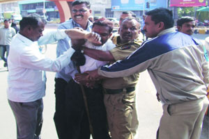 आत्मदहनाचा प्रयत्न; दोघा तरुणांना अटक