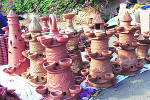 आकाशकंदिल, फटाक्यांसह तयार फराळाच्या खरेदीची धूम