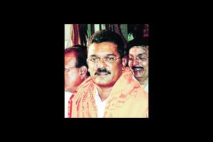 आमदार प्रताप सरनाईक यांचा आयुक्त राजीव यांच्याविरोधात १०० कोटींचा दावा आमदार प्रताप सरनाईक यांचा आयुक्त राजीव यांच्याविरोधात १०० कोटींचा दावा