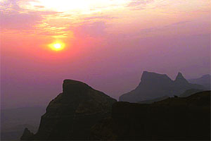 हरिश्चंद्रनाम पर्वतू!