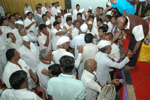 गोंधळ, टाळ्या म्हणजेच ‘नाशिक जिल्हा बँकेची सभा’