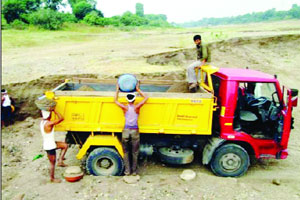 वाळू तस्करीमुळे खडकपूर्णा नदीचे अस्तित्व धोक्यात