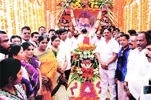 सर्वपक्षीय नेत्यांकडून अस्थिकलशाचे दर्शन