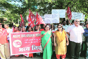 बांधकाम कामगारांची निदर्शने बांधकाम कामगारांची निदर्शने