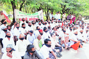 शेतकरी संघर्ष समितीचे कोल्हापुरात धरणे आंदोलन