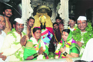 कार्तिकी यात्रेला पंढरपुरात चार लाख भाविक; पालकमंत्री ढोबळे यांच्या हस्ते महापूजा कार्तिकी यात्रेला पंढरपुरात चार लाख भाविक; पालकमंत्री ढोबळे यांच्या हस्ते महापूजा