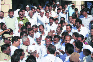 पाटबंधारे अधिकाऱ्यांना घेराव पाटबंधारे अधिकाऱ्यांना घेराव