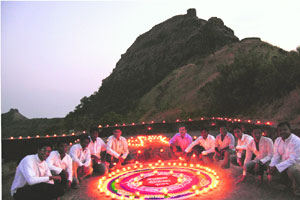 दीपोत्सवाने राजगड उजळला; गडावर रांगोळ्यांचेही गालिचे! पुण्यातील ‘क्षितिज’ संस्थेचा उपक्रम दीपोत्सवाने राजगड उजळला; गडावर रांगोळ्यांचेही गालिचे! पुण्यातील ‘क्षितिज’ संस्थेचा उपक्रम