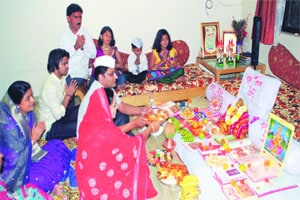 नरक चतुर्दशी आणि लक्ष्मीपूजनाने दिवाळीचा पहिला दिवस साजरां नरक चतुर्दशी आणि लक्ष्मीपूजनाने दिवाळीचा पहिला दिवस साजरां