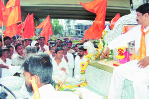 अस्थिकलशाच्या दर्शनासाठी कराडमध्ये गर्दी अस्थिकलशाच्या दर्शनासाठी कराडमध्ये गर्दी