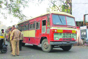ऊस आंदोलकांच्या रडारवर एसटी; प्रवाशांची यथेच्छ लूटमार!