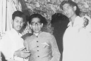 नाशिकमधील भद्रकाली परिसरात १९६८ मध्ये आयोजित जाहीर सभेत बोलताना बाळासाहेब ठाकरे. समवेत त्यांचा अंगरक्षक व उत्तमराव तथा मामा तांबे. नाशिकमधील भद्रकाली परिसरात १९६८ मध्ये आयोजित जाहीर सभेत बोलताना बाळासाहेब ठाकरे. समवेत त्यांचा अंगरक्षक व उत्तमराव तथा मामा तांबे.