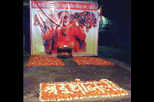 स्वयंस्फूर्त बंद ठेवून शिवसेनाप्रमुखांना श्रद्धांजली स्वयंस्फूर्त बंद ठेवून शिवसेनाप्रमुखांना श्रद्धांजली