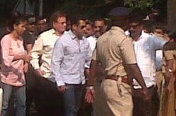 बाळासाहेबांना भेटण्यासाठी दिग्गज ‘मातोश्री’वर