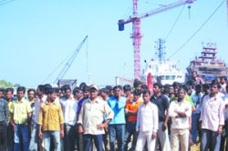 ठेकेदारीमुळे भारती शिपयार्डमधील टाळेबंदीचा प्रश्न गुंतागुंतीचा
