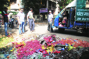अंबरनाथमध्ये शाळेसमोर बुरशी लागलेल्या चॉकलेट्सचा ढीग