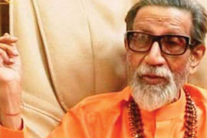 शिवसेनाप्रमुखांसाठी सोलापुरात रूपाभवानीमातेला घातले साकडे शिवसेनाप्रमुखांसाठी सोलापुरात रूपाभवानीमातेला घातले साकडे
