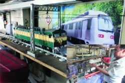 झुकझुक झुकझुक गाडी ही पळे!