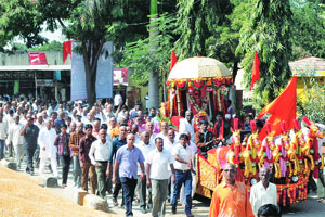 मालेगावात पाच हजार शिवसैनिकांचे मुंडन मालेगावात पाच हजार शिवसैनिकांचे मुंडन