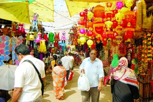चंद्रपुरातील बाजारपेठा सजल्या चंद्रपुरातील बाजारपेठा सजल्या