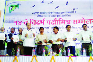 गोंदियात चौदाव्या पक्षीमित्र संमेलनाचे उदघाटन, ‘सारसगान’चे प्रकाशन