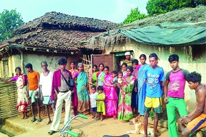 नक्षलवादग्रस्त गावाची ‘मारक’ कथा! नक्षलवादग्रस्त गावाची ‘मारक’ कथा!