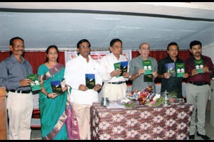 अनुभवातून व्यक्त झालेले लेखन महत्त्वाचे – डॉ. दाभोळकर अनुभवातून व्यक्त झालेले लेखन महत्त्वाचे – डॉ. दाभोळकर