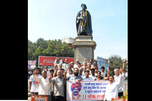 मिलच्या जागेत शाहू महाराजांचे स्मारक करण्यासाठी धरणे आंदोलन मिलच्या जागेत शाहू महाराजांचे स्मारक करण्यासाठी धरणे आंदोलन