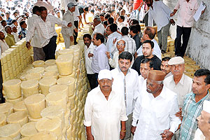 गूळ सौद्याची कोंडी अखेर फुटली गूळ सौद्याची कोंडी अखेर फुटली