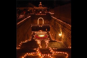 मंगळवेढय़ात दीपोत्सवामुळे गणेश मंदिर परिसर उजळला मंगळवेढय़ात दीपोत्सवामुळे गणेश मंदिर परिसर उजळला