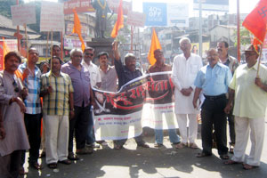 डॉ. झाकीर नाईक यांच्या विरोधात हिंदू राष्ट्रसेनेच्या वतीने निदर्शने डॉ. झाकीर नाईक यांच्या विरोधात हिंदू राष्ट्रसेनेच्या वतीने निदर्शने