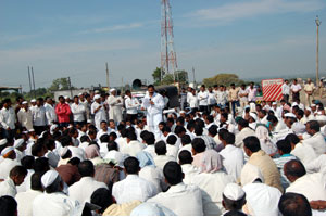 उजनी धरणात पुण्यातील धरणातून पाणी सोडण्यासाठी ‘रास्ता रोको’