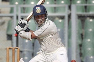 सचिनचे अर्धशतक मात्र भारताची दोलयमान अवस्था सचिनचे अर्धशतक मात्र भारताची दोलयमान अवस्था